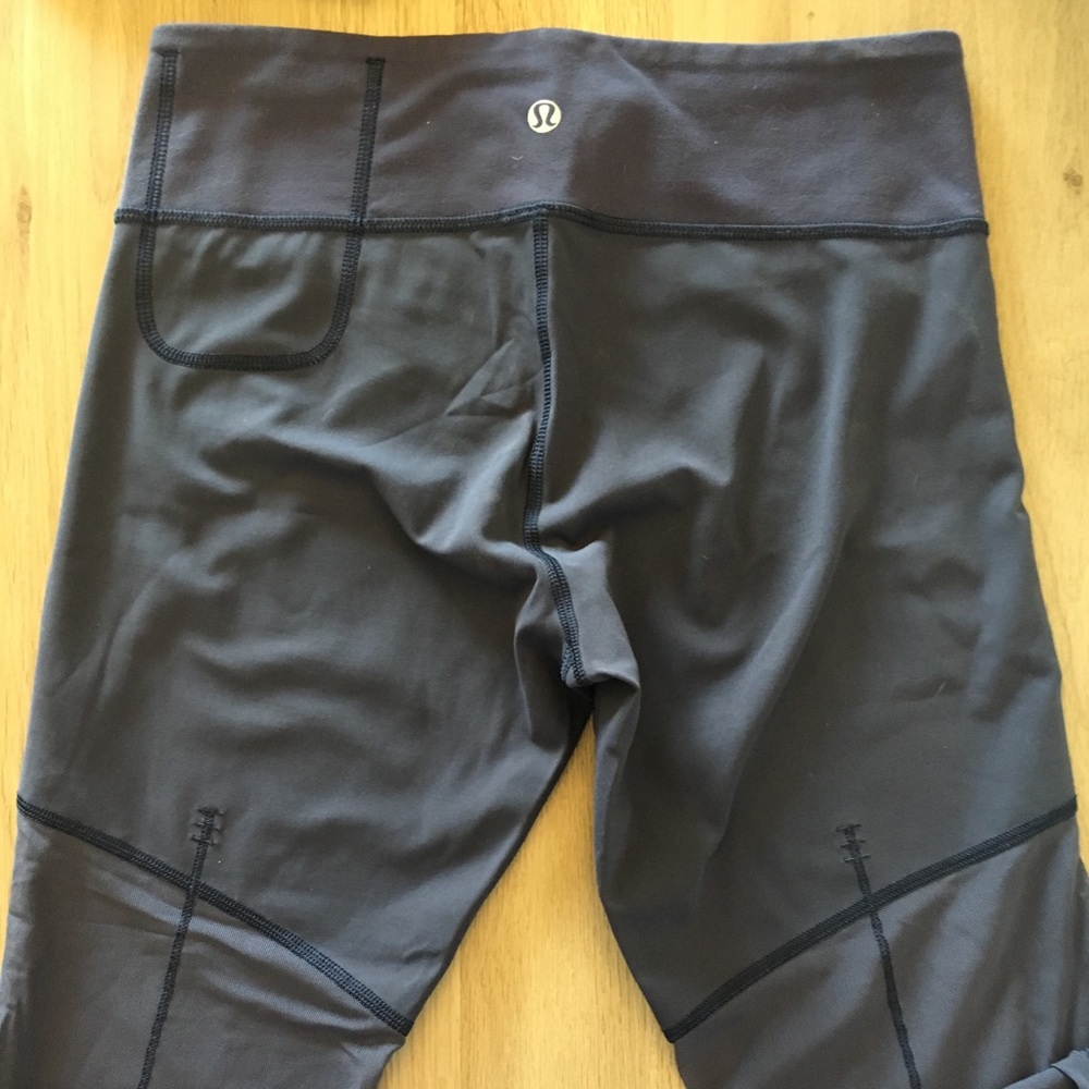 Lululemon blue/purple Capri w/ mesh & pocket sz 6
